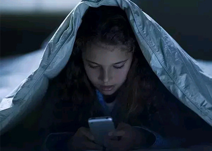 睡前看手機會帶來什么隱患